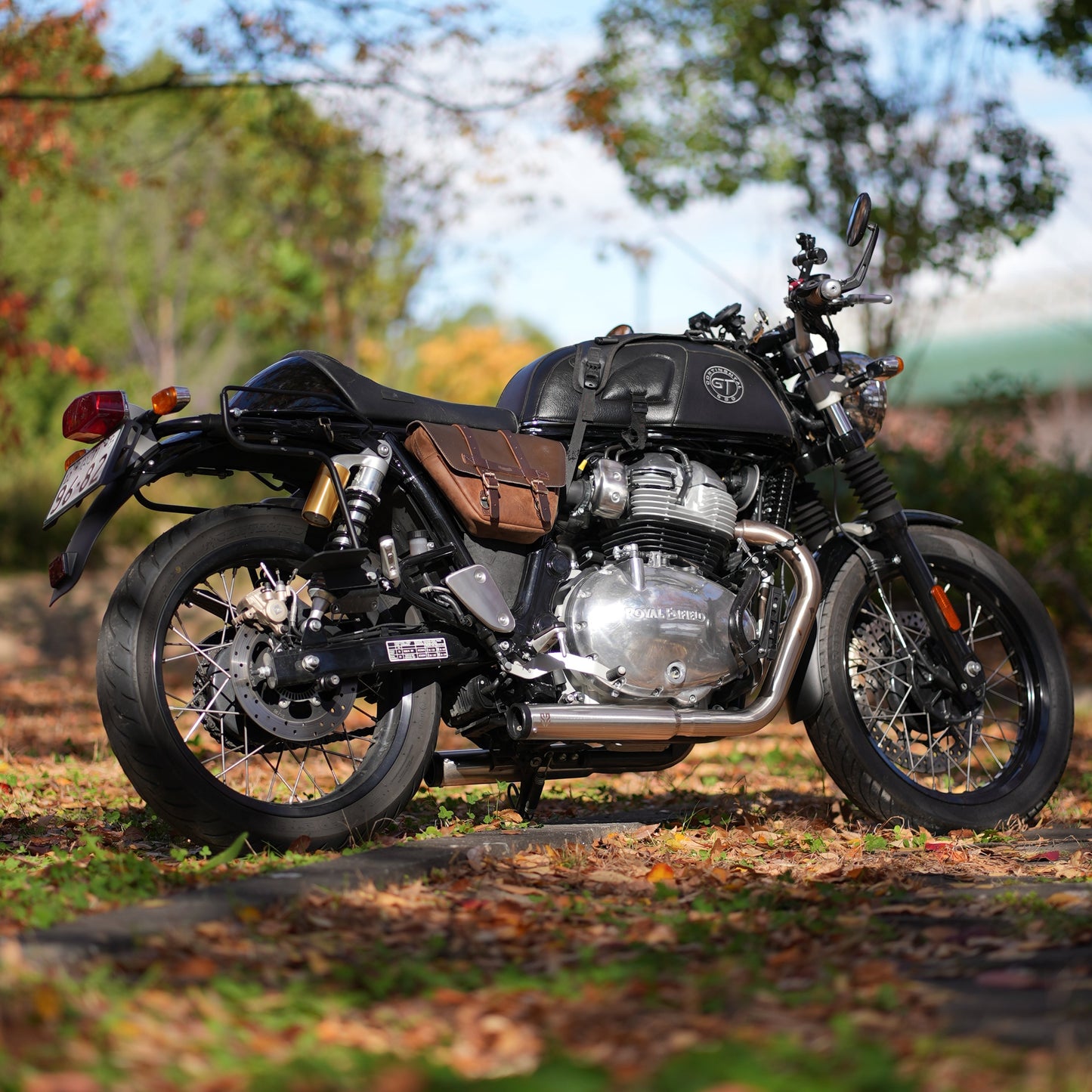 Royal Enfield- 2 x 2 Full System Exhaust with SHORT CANS - Interceptor 650 / Continental GT650